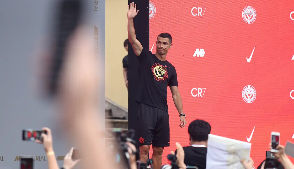 Pemain timnas Portugal, Cristiano Ronaldo menemui para penggemarnya dalam rangkaian “CR7 Tour” di Beijing, China, Kamis (19/7). Sebagai duta Nike, Ronaldo mendapat dukungan penuh dari brand asal AS tersebut dalam turnya ke China. (WANG ZHAO/AFP)