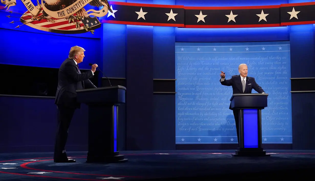Presiden Donald Trump (kiri) dan calon presiden dari Partai Demokrat, mantan Wakil Presiden Joe Biden (kanan) saat debat presiden pertama di Case Western University and Cleveland Clinic, Cleveland, Ohio, Selasa (29/9/2020). (AP Photo/Julio Cortez)