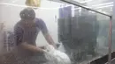 Sejumlah layanan perawatan hewan menjadi peluang bisnis yang dapat menambah pemasukan pet shop. Selain menjual makanan dan perlengkapan, layanan seperti memandikan hewan, mencukur bulu, grooming, penitipan hingga pemeriksaan kesehatan dapat menjadi pilihan bagi pemilik hewan peliharaan. Kenyamanan tempat, kebersihan serta tenaga profesional juga menjadi faktor penting dalam memberikan layanan sekaligus menjaga kepercayaan pelanggan. (KLY/Budy Santoso)