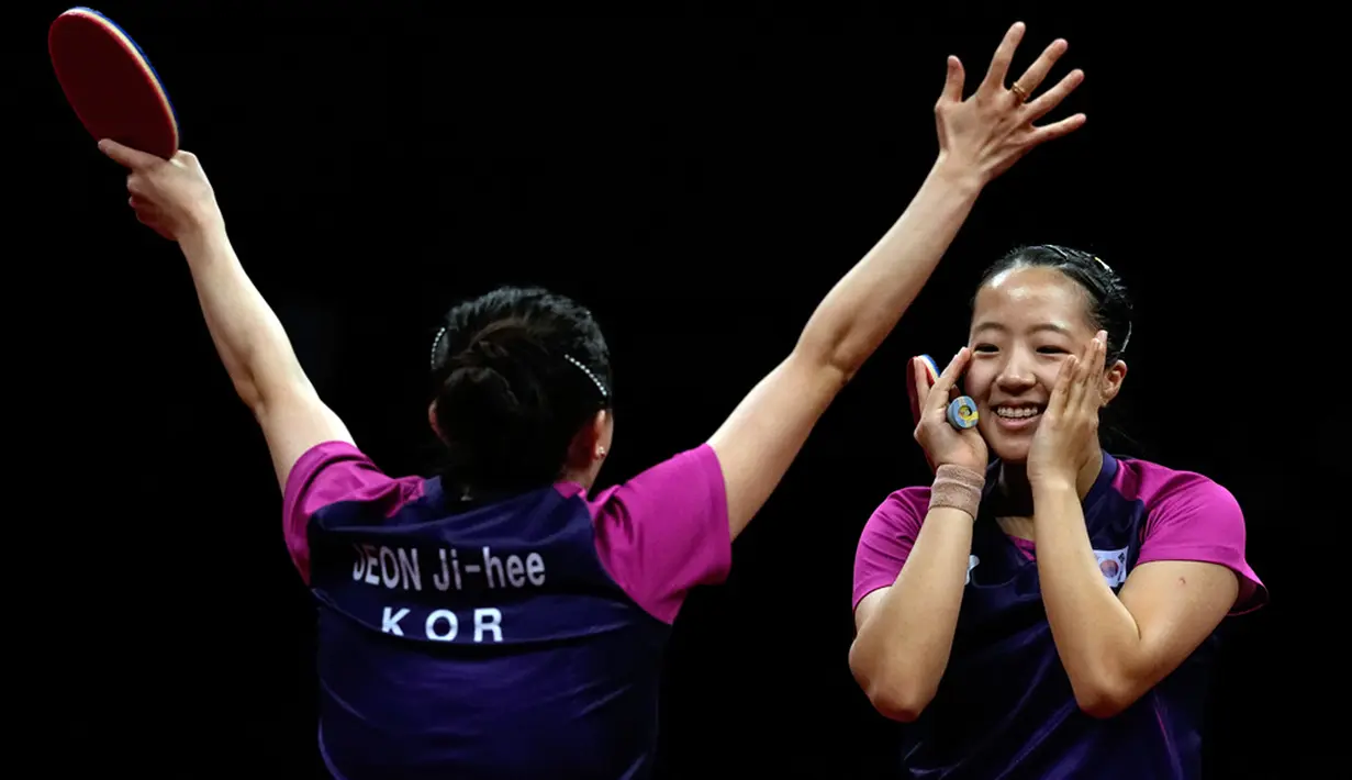 Jeon Jihee dari Korea Selatan (kiri) dan Shin Yubin melakukan selebrasi usai mengalahkan Korea Utara pada laga final ganda putri tenis meja Asian Games ke-19 di Hangzhou, China, Senin (2/102023). (AP Photo/Ng Han Guan)