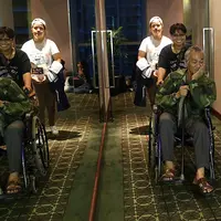 Akibat kecelakaan motor yang terjadi dua bulan lalu, aktor senior Tio Pakusadewo masih duduk di kursi roda. Seperti saat hadir dalam press screening film horor berjudul Mereka yang Tak Terlihat. (Nurwahyunan/Bintang.com)