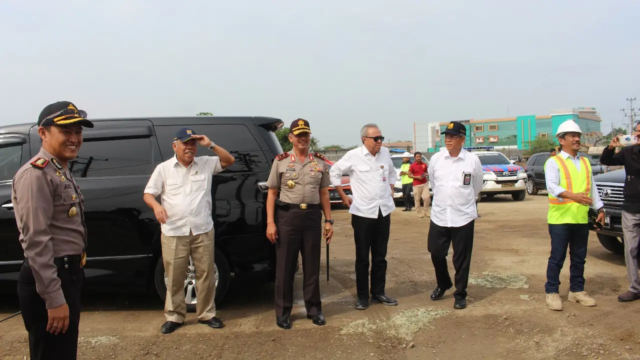 Menteri PUPR, Basuki Hadimuljono meninjau proyek tol Trans Jawa di ruas Pejagang-Semarang. (Foto: Liputan6.com/Polres Pemalang/Muhamad Ridlo)