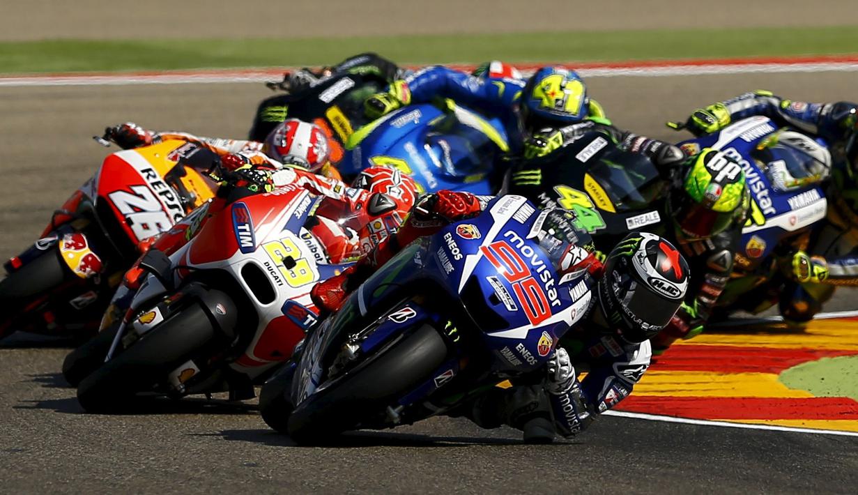 Persaingan ketat terjadi sejak start dimulai dalam MotoGP Aragon, Spanyol, Minggu (27/9/2015). (Reuters/Marcelo del Pozo)