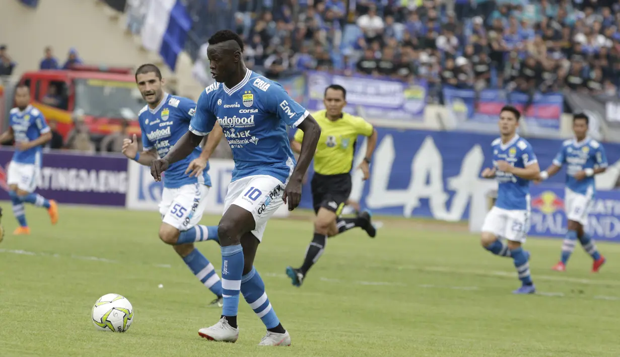 Striker Persib Bandung, Ezechiel Ndouasel, menggirng bola saat melawan Persiwa Wamena pada laga Piala Indonesia di Stadion Si Jalak Harupat, Bandung, Senin (11/2). Persib menang 7-0 atas Persiwa. (Bola.com/M Iqbal Ichsan)