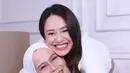 Gaya serba putih dari Dewi Yull dan Merdi Octavia. Dewi Yull tampil serba putih, sedangkan Merdi Octavia tampil dengan atasan manis berwarna putih yang dipadunya mengenakan celana cokelat. [Foto: Instagram/merdioctav]