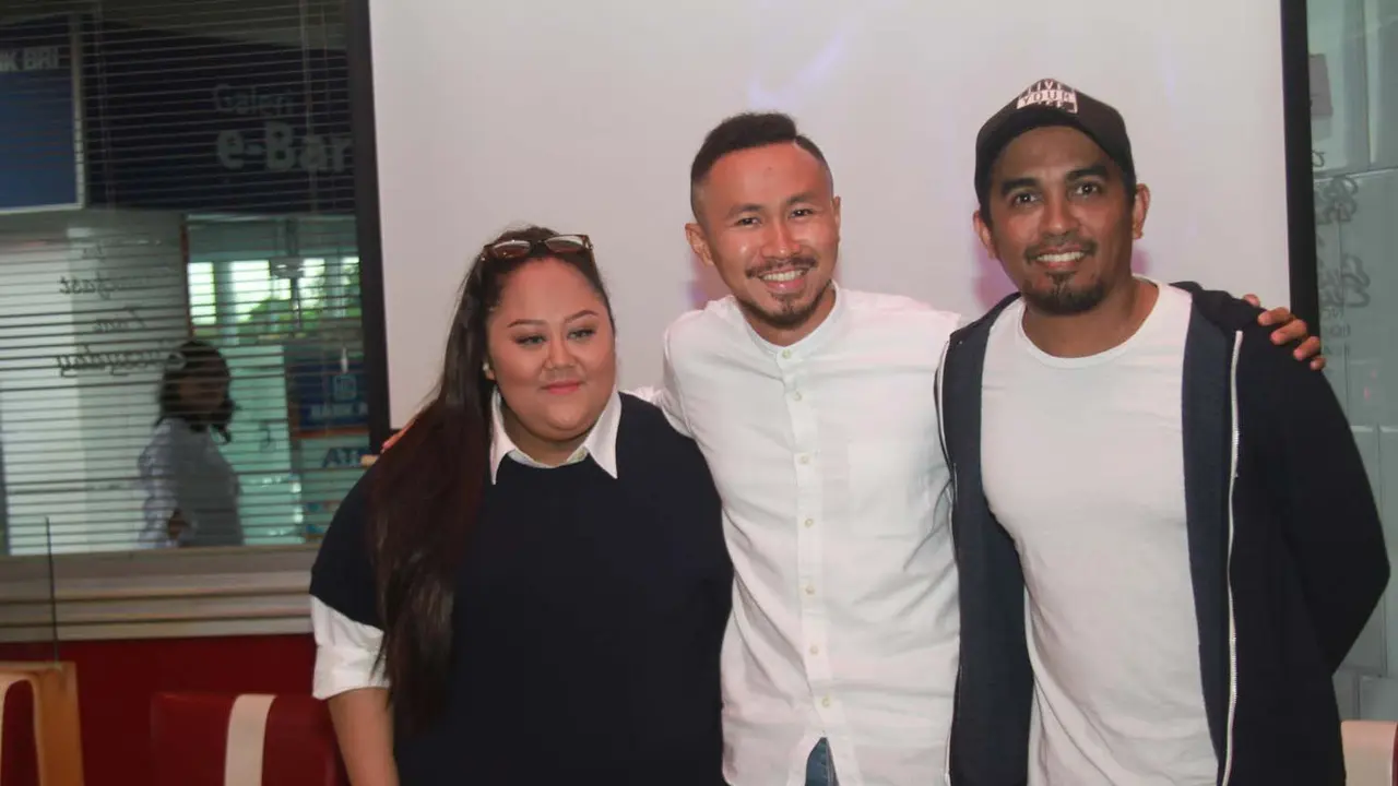 Glenn Fredly bersama dengan penyanyi Bakhes