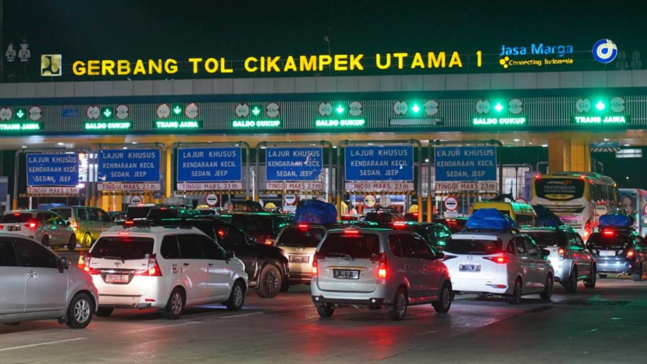 Situasi arus mudik di Gerbang Tol Cikampek Utama, di mana masih dipadati pemudik yang hendak pulang ke kampung halaman.