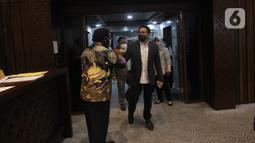 Mendes PDTT Abdul Halim Iskandar memasuki ruang rapat kerja dengan Komisi V DPR di Senayan, Jakarta, Senin (11/4/2022). Rapat membahas isu-isu terkait desa tertinggal serta rekruitmen Tenaga Pendamping Desa. (Liputan6.com/Angga Yuniar)