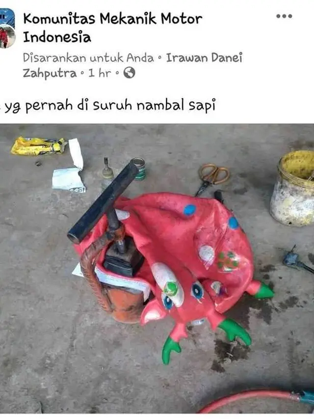 8 Potret Nyeleneh Tukang Tambal Ban saat Kerja Ini Bikin Tepuk Jidat