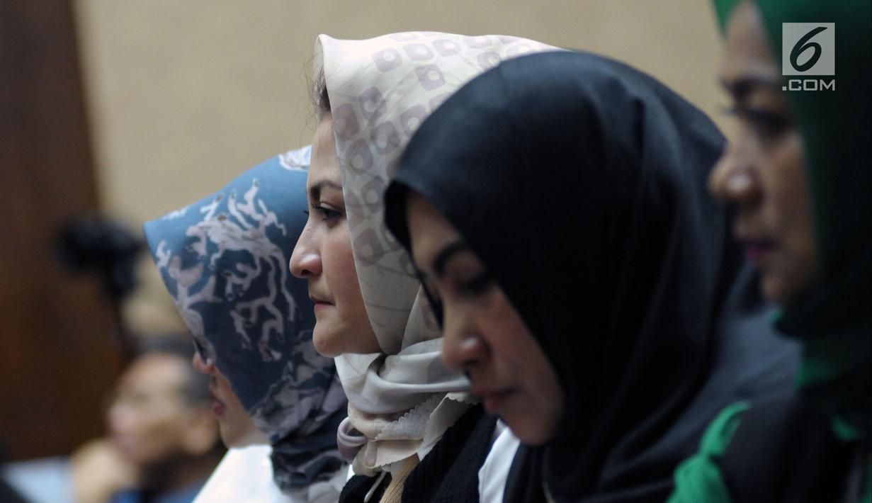 Istri terdakwa korupsi proyek e-KTP Setya Novanto, Deisti Astriani Tagor saat mengikuti sidang pembacaan nota pembelaan di Pengadilan Tipikor, Jakarta, Jumat (13/4). Sebelumnya, Setya Novanto dituntut 16 tahun penjara. (Liputan6.com/Helmi Fithriansyah)