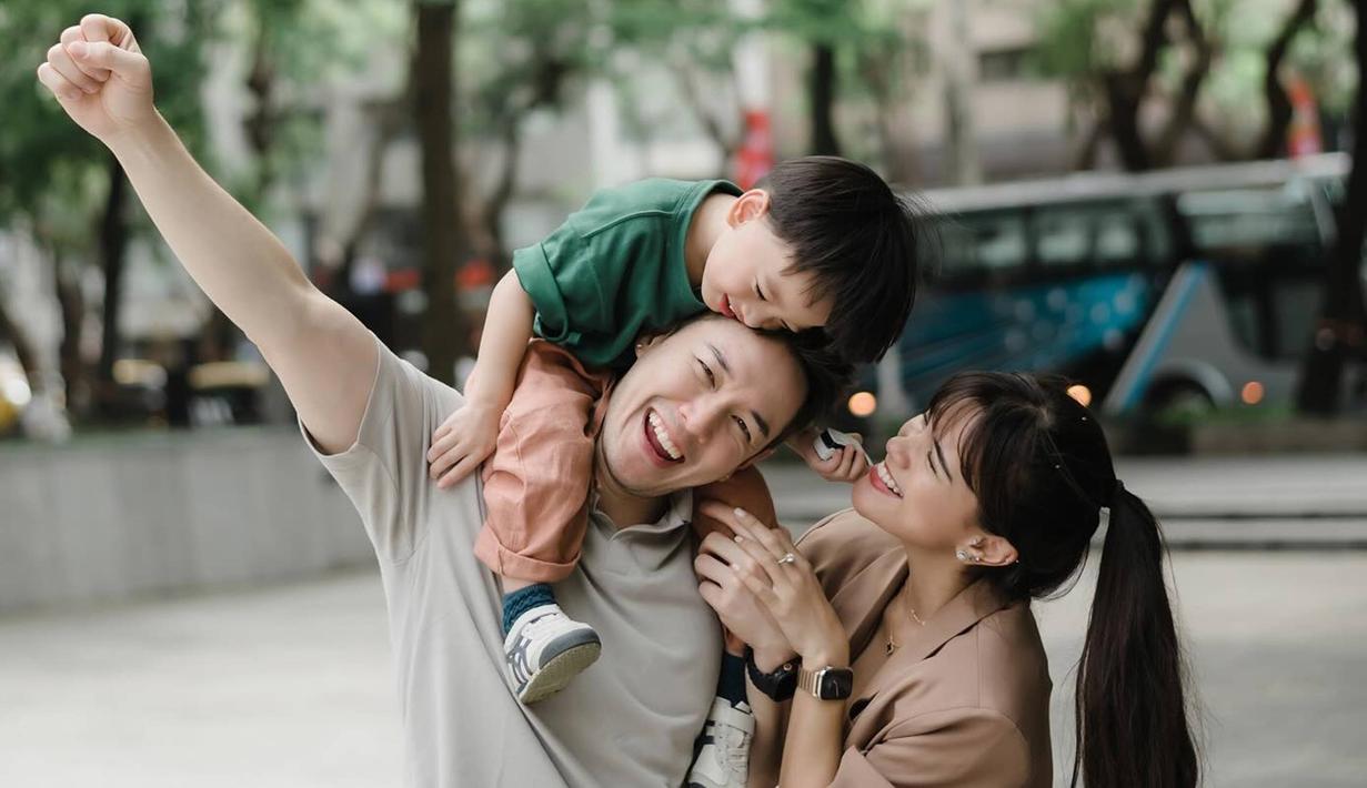 Selama di Taiwan, Audi Marissa dan Anthony Xie banyak abadikan momen bersama dengan buah hatinya. Terlihat bahwa suasana kota Taipei, tidak jauh berbeda dengan di Indonesia. Abadikan momen kebersamaan, potret keluarga ini pun menuai banyak pujian. (Liputan6.com/IG/@audimarissa)