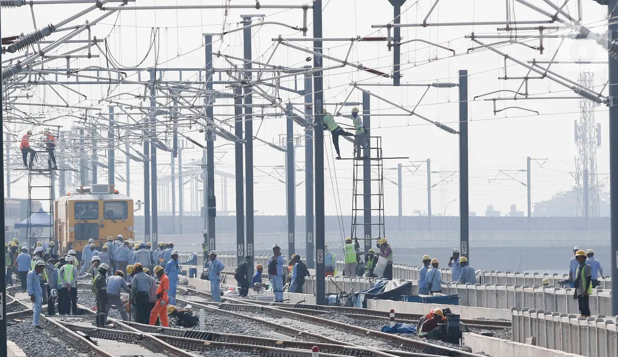 Sejumlah pekerja beraktivitas di Proyek Stasiun Halim Kereta Cepat Jakarta-Bandung (KCJB), Jakarta, Rabu (17/5/2023). (Liputan6.com/Herman Zakharia)