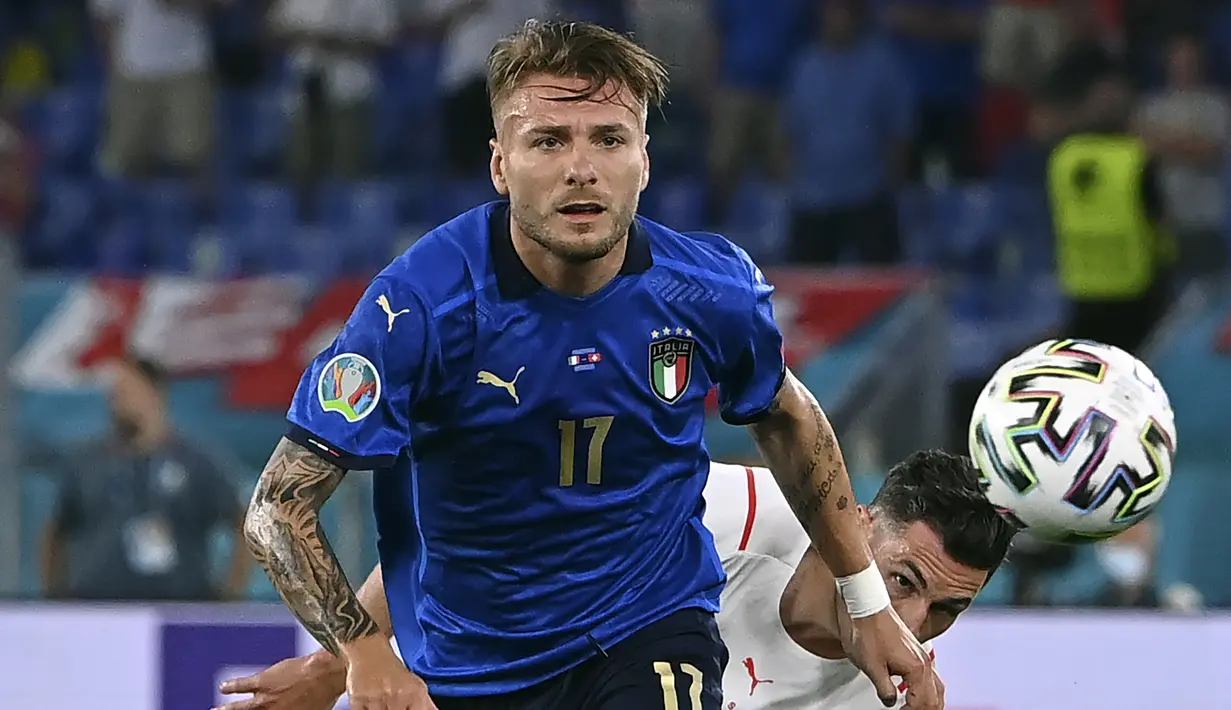 Striker Ciro Immobile hampir saja menggandakan kedudukan di menit ke-34 setelah tembakannya berhasil ditepis kiper Swiss, Yann Sommer. (Foto: AP/Pool/Andreas Solaro)