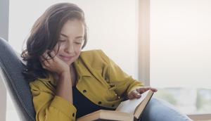 Ilustrasi membaca buku, kumpulan pantun. (Photo Copyright by Freepik)