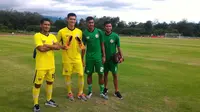 Eks pemain PSPS, Syaiful Anwar (kedua dari kiri), gabung Semen Padang. (Bola.com/Arya Sikumbang)