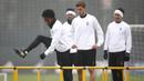 Pemain Juventus, Juan Cuadrado dan Daniele Rugani, berlatih ringan jelang laga Liga Champions melawan Sevilla di Vinovo, Italia, Senin (21/11/2016). Pada matchday kelima Juve akan bertandang ke Sevilla. (AFP/Marco Bertorello)