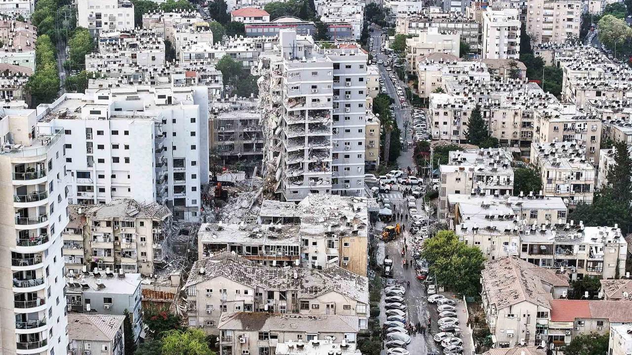 FOTO: Pemandangan Mengenaskan, Rudal Balistik Iran Hancurkan Bangunan di Kota Bat Yam Israel