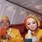 Para pengantin mendapat mas kawin, satu set kosmetik dan bulan madu di hotel secara gratis.