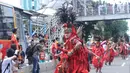 Atraksi tarian tatung beraksi di Jalan Gajah Mada, Jakarta, Minggu (4/3). Beragam atraksi budaya yang ada di Indonesia ditampilkan dalam karnaval perayaan Cap Go Meh 2018 di kawasan Glodok Jakarta. (Liputan6.com/Helmi Fithriansyah)