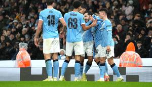 Skuad Manchester City merayakan gol Rayan Cherki dalam laga Carabao Cup versus Brentford, Kamis (18/12/2025). (AP Photo/Jon Super)