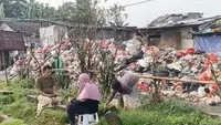 Warga Keluhkan Bau dan Jalan Becek Imbas Tumpukan Sampah Menggunung di TPS Rawadas Jaktim