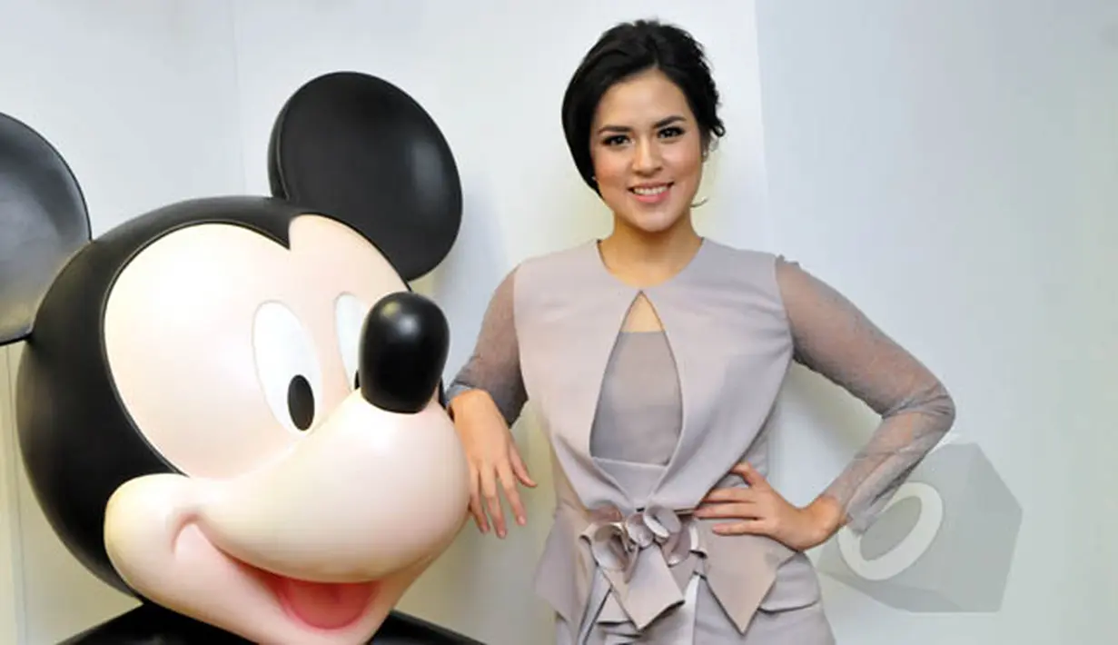 Raisa tampak tersenyum manis saat ditemui di kantor PT Walt Disney Indonesia, Jakarta, Rabu (18/2/2015). (Liputan6.com/Panji Diksana)