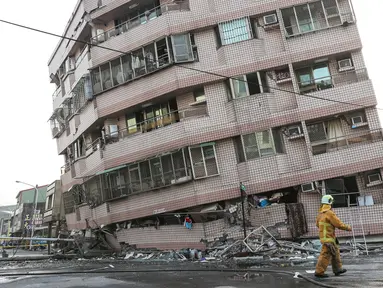 Sebuah bangunan yang rusak terlihat setelah gempa 6,4 SR mengguncang Tainan, Taiwan Selatan (6/2). Gempa terjadi pukul 4 subuh tadi telah menghancurkan beberapa apartemen di kawasan Wei Guan, Tainan, Taiwan. (REUTERS/Stringer)