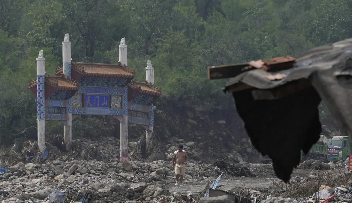 Hujan deras dan permukaan air yang tinggi di sungai-sungai di timur laut China mengancam kota-kota di hilir pada hari Jumat (4/8). (AP Photo/Ng Han Guan)
