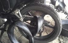 Mengatasi masalah ban motor yang mengalami kebocoran ringan dengan cara yang efektif dan efisien.