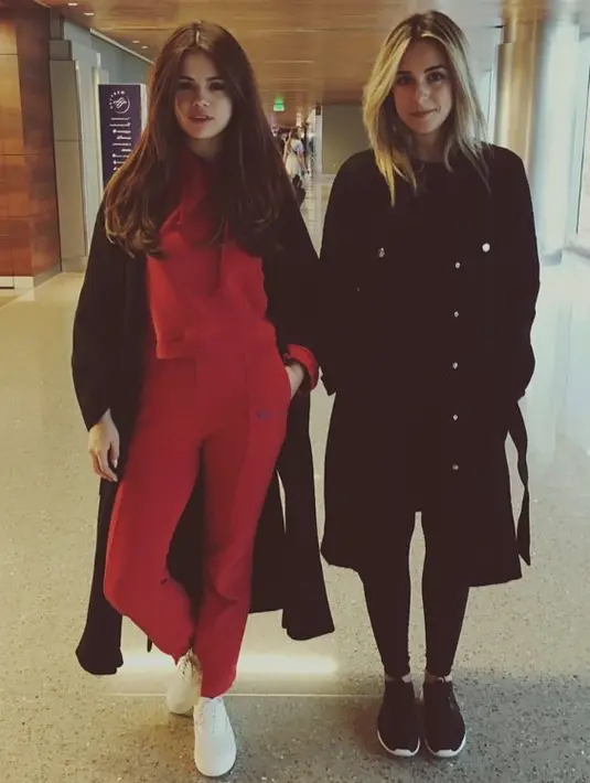 Jumpsuit berwarna yang dipakai Selena ini membuat tampilannya terlhat simple banget. Ia memadukannya dengan long coat berwarna hitam yang membuat Selena makin terlihat kece. (Instagram/selenagomez)