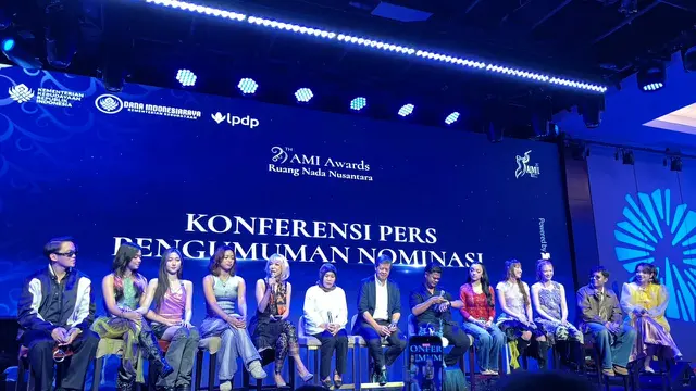 Syaharani, berbicara sambil memegang mic, dalam konferensi pers AMI Awards yang diselenggarakan di Jakarta, (21/9/2026). (Liputan6.com/Afradhiya N. R)