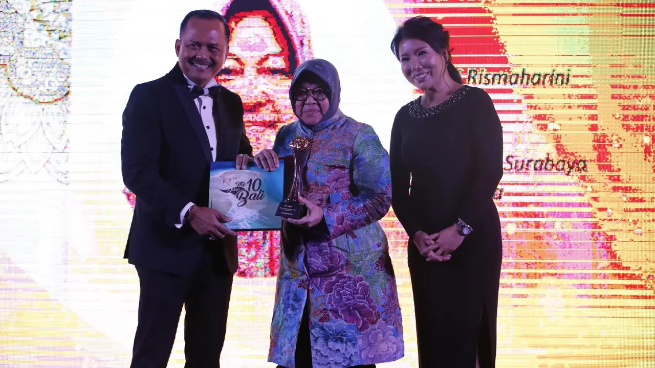 Ibu Risma mendapatkan penghargaan sebagai Excellence Award dalam “RISING WOMEN EMPOWERMENT" yang diadakan oleh KBRI Singapura dan Her Times Magazine (PENSOSBUD/EKONOMI KBRI SINGAPURA)