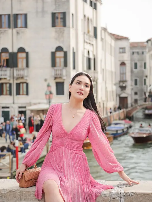 Outfit feminin ala Barbie juga kerap dikenakan Shandy Aulia sehari-hari. [@shandyaulia]