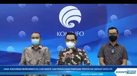Direktur Utama BAKTI Anang Latif (kiri) bersama Juru Bicara Kemkominfo Dedy Permadi (tengah) mengumumkan progress pembangunan satelit backup Satria 1, HBS. (Screenshot: YouTube Kemkominfo TV).