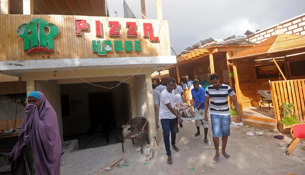 Menurut saksi mata, sebuah mobil yang dikendarai oleh seorang pembom bunuh diri menabrak Hotel Posh, Somalia, Kamis (15/6). Selanjutnya beberapa pria bersenjata bergegas memasuki restoran Pizza House dan menyandera puluhan orang di dalamnya. (AFP Photo)