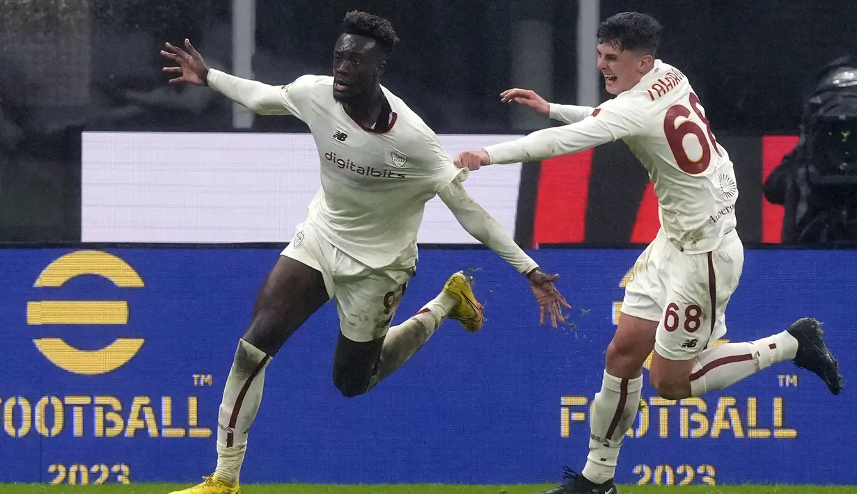 Tammy Abraham gagalkan kemenangan AC Milan atas AS Roma pada laga pekan ke-17 Liga Italia 2022/2023 yang berlangsung di San Siro, Senin (9/1/2023) dini hari WIB. (AP Photo/Antonio Calanni)