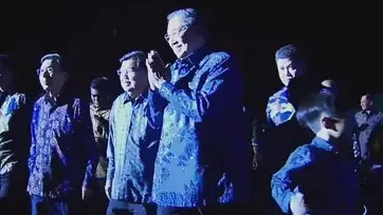 "Artinya kita sebagai politisi waktu itu ingin mendapatkan kekuasaan secara sah, halal. Dan setelah kekuasaan itu kita dapatkan dengan izin Allah berupa mandat dan kepercayaan dari rakyat, kita juga ingin menggunakan kekuasaan itu secara baik," imbuh SBY.