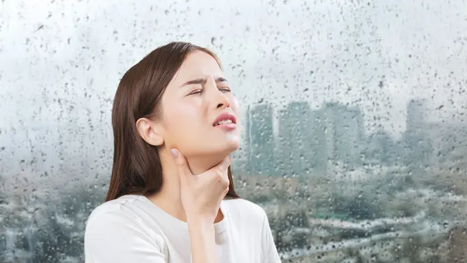 Seorang perempuan memegang tenggorokan (Foto Dok: Hasta Communications)
