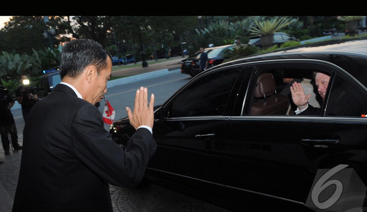 Jokowi melambaikan tangan kepada Menlu Kanada John Baird saat akan meninggalkan Balai Kota, Jakarta Pusat, Senin (4/8/2014) (Liputan6.com/Herman Zakharia)