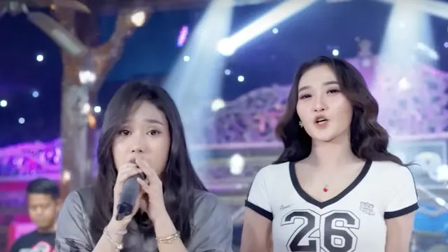 Chelosa Adella dan Difarina Indra