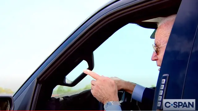 Joe Biden tolak jawab pertanyaaan soal Israel saat menguji mobil listrik Ford F-150 Lightning di Michigan.