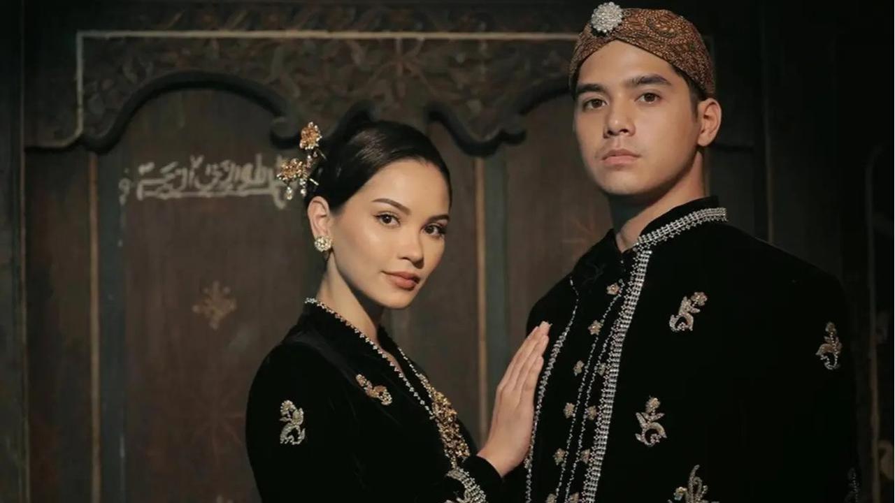 Beredar Undangan Nikah Al Ghazali dan Alyssa Daguise Kental Nuansa Jawa, Mulan Jameela Unggah Foto Keluarga Pakai Adat Jawa