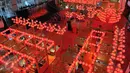 Lampion-lampion terpasang di Mall Taman Anggrek, Jakarta, Jumat (20/1). Pemasangan lampion tersebut untuk menyambut perayaan Imlek. (Liputan6.com/Angga Yuniar)