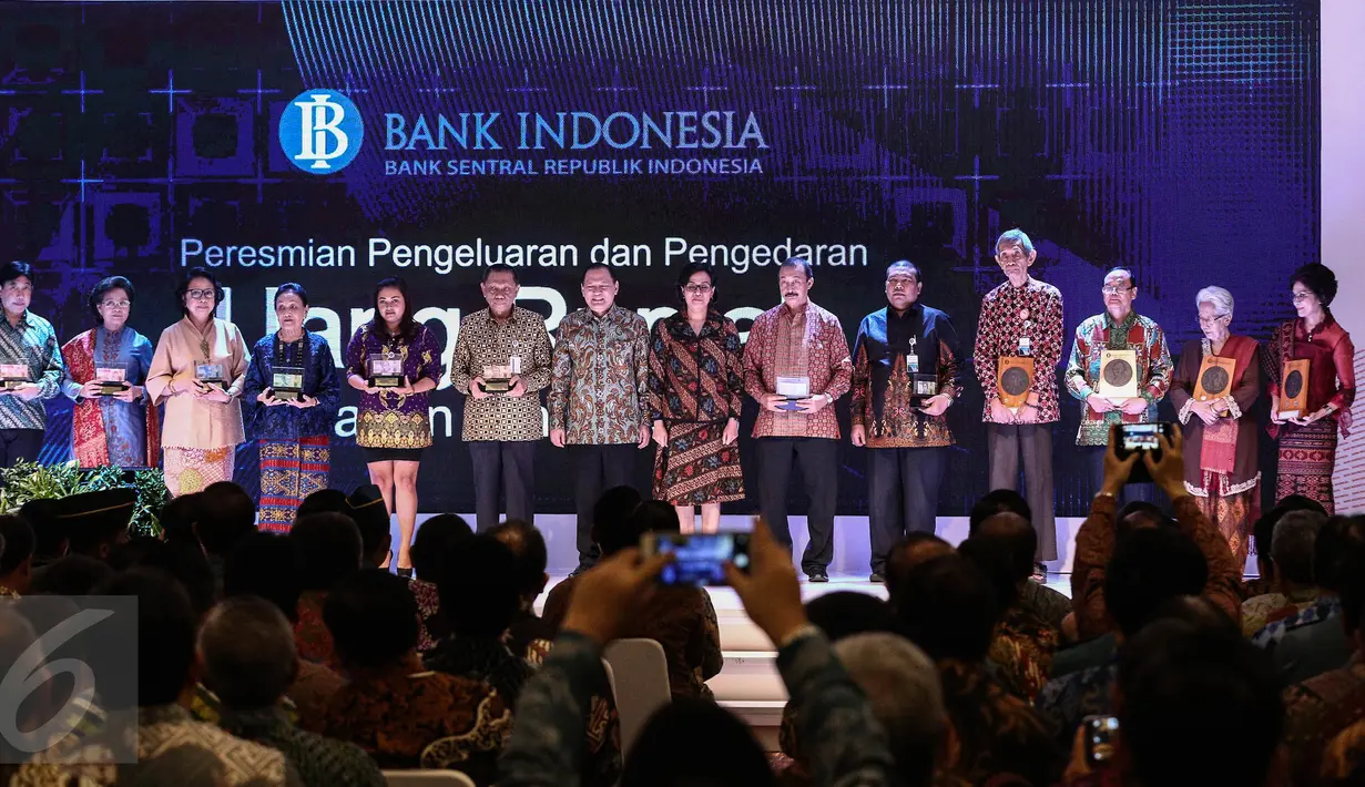 Keluarga pahlawan nasional yang ada dalam uang rupiah baru dengan tahun emisi 2016 berfoto bersama dalam acara peluncuran di Jakarta, Senin (19/12). Peluncuran uang Rupiah ini bertepatan dengan peringatan Hari Bela Nasional. (Liputan6.com/Faizal Fanani)