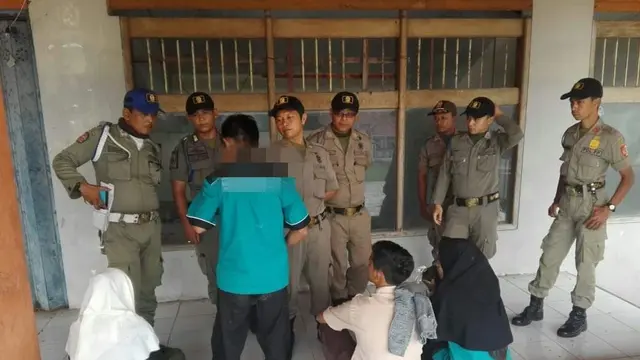 Dua pasang ditangkap satpol pp karena mesum (Dian Kurniawan/Liputan6.com)