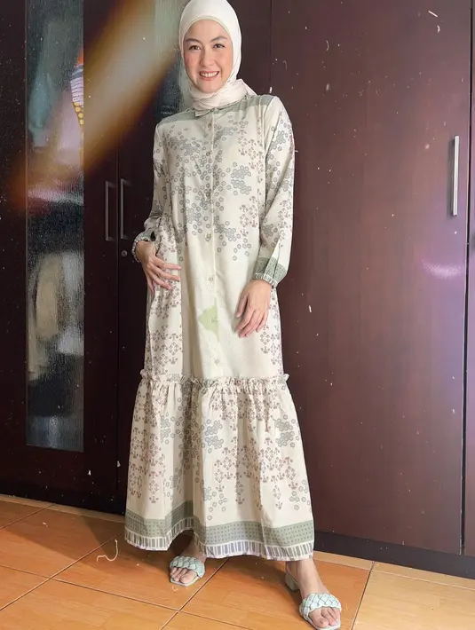 Potongan baju bergaya abaya juga bisa jadi pilihan menarik untuk tampil penuh gaya sekaligus nyaman di hari Lebaran nanti. (Foto: Instagram/ Revalina Temat).