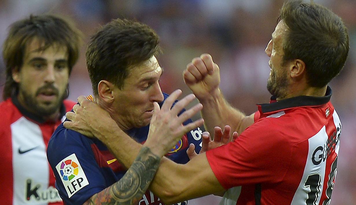 Lionel Messi terlibat perkelahian dengan pemain Athletic Bilbao, Carlos Gurpegi, dalam pertandingan Liga Spanyol di Stadion San Mames, Bilbao, Spanyol. (23/8/2015). (Reuters/Vincent West)