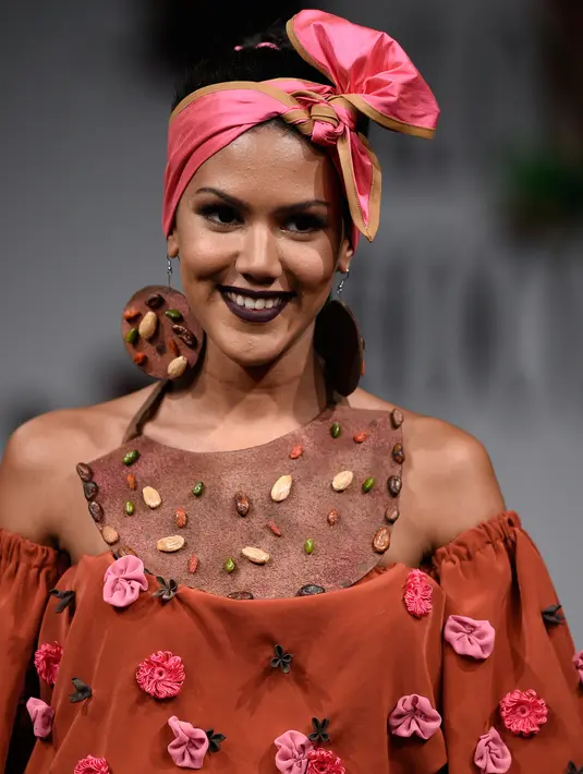 Seorang model memperagakan busana yang terbuat dari cokelat pada acara Salon du Chocolat (Chocolate Fair) di Brussels, Belgia, Kamis 91/3). Berbagai jenis cokelat dan dari segala bentuk dan ukuran digunakan untuk menghias gaun. (JOHN THYS/AFP)