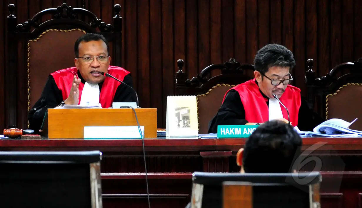 Hakim ketua memberi pertanyaan kepada Bupati Tapanuli Tengah nonaktif Raja Bonaran Situmeang saat sidang pemeriksaan terdakwa terkait kasus suap sengketa Pilkada Tapteng di Pengadilan Tipikor, Jakarta, Senin (20/4/2015). (Liputan6.com/Andrian M Tunay)