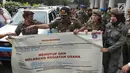 Srikandi Satpol PP membawa spanduk di halaman Pendopo Balai Kota, Jakarta, Kamis (19/4). Sebanyak 60 srikandi Satpol PP dikerahkan untuk menutup diskotek Exotic dan Sense Karaoke. (Liputan6.com/Arya Manggala)